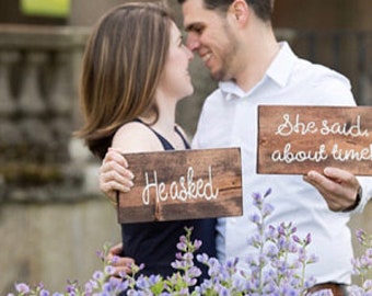 Verlovingsfotobord, hij vroeg ze ja-teken, grappige save-the-date-rekwisiet, hout