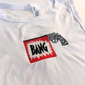 バン！刺繍入りタンクトップまたはベビーTシャツ - レトロコミック風タンクトップ | Y2Kポップアート風 | エッジの利いたギフト | カスタムホワイトノースリーブTシャツ