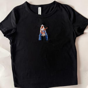 ロデオ風刺繍入りクロップド丈ベビーTシャツ（ブラック）｜クイーンカウボーイシャツ｜パーソナル刺繍ギフト｜カスタムメイド