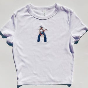 ロデオ風刺繍入りクロップド ベビー T シャツ | クイーン カウボーイ シャツ | パーソナル刺繍ギフト | カスタム & オーダーメイド