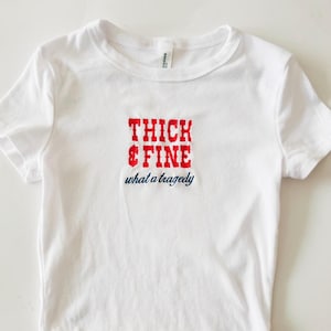 厚手で上質な刺繍入りクロップド丈ベビーTシャツ | クイーン・ビー・カウボーイ・カーター ツアーシャツ | パーソナル刺繍ギフト | オーダーメイド