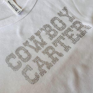 カウボーイ風カスタムラインストーンベビーTシャツ - ウエスタン風ホワイトクロップトップ、レトロなクリスタルレタリングシャツ、カントリーポップな美的Tシャツ、カスタムギフト