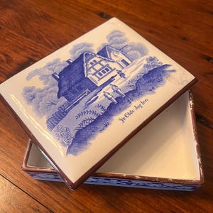 Gray&#39;s Pottery Ceramic Box - &quot;The Old Jug Inn&quot; with Gold Trim & Pictorial Design
