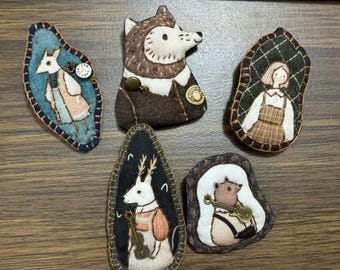 Broche vintage artesanal hecho a mano: tela/hilo de algodón con toque metálico