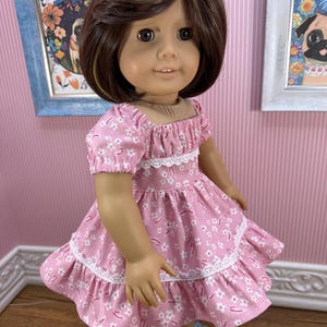 Abito in tessuto di cotone rosa effetto vintage, pezzo unico per bambole da 18 pollici tipo American Girl - Modello di BuzzinBea - Abito Giacinto