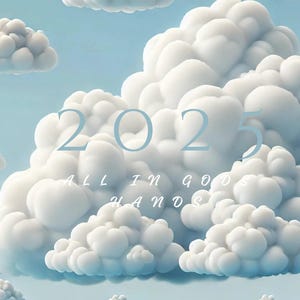 Könnte beinhalten: Ein blauer Himmel mit flauschigen weißen Wolken. Die Zahl 2025 ist in die Wolken geschrieben. Der Text "ALL IN GOOD HANDS" steht unter der Zahl.