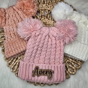 Kleinkind Doppel Pom Mütze, Benutzerdefinierte Name Hut, Leder Patch Mütze, personalisierte Geschenk, Wintermütze, Kinder Pom Pom