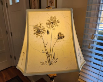 Pantalla de flores prensadas con flores secas reales - Flores de encaje Queen Anne. Amante del jardín Lámpara de mesa de campana rectangular estilo real (#69)