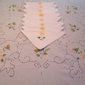 Round Tablecloth and 8 Napkins / Embroidered Tablecloth / Vintage Tablecloth / Easter Tablecloth