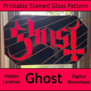 Op de afbeelding: Printbare glas-in-lood patroon van het woord "Ghost" in rode letters op een zwarte achtergrond. Het patroon is in een achthoekige vorm.
