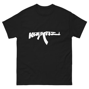 Könnte beinhalten: Schwarzes T-Shirt mit einer weißen Grafik eines AK-47 Sturmgewehrs mit dem Wort "KAVKAZ", das in Form des Gewehrs gestaltet ist.
