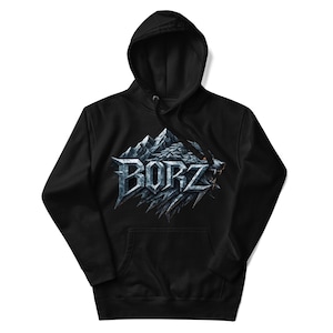 Op de afbeelding: Zwarte hoodie met een grafische print op de voorkant. De print toont het woord "BORZ" in een gestileerd, metallic lettertype, met een bergketen en een wolfskop. De hoodie heeft een kangoeroezak.