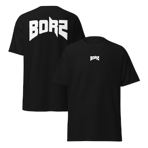 Op de afbeelding: Zwart T-shirt met witte "BORZ" tekst op de voor- en achterkant.