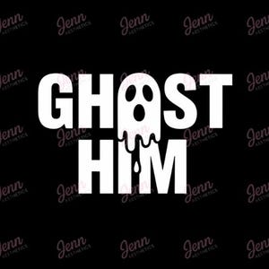 Puede incluir: Texto blanco sobre fondo negro: "GHOST HIM" con un diseño de fantasma. La palabra "GHOST" está en negrita, la "O" reemplazada por un fantasma. "HIM" está debajo. El fondo repite "Jenn Aesthetics".