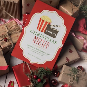 Puede incluir: Una invitación festiva para una Noche de Cine Navideña con ilustraciones de palomitas de maíz y claqueta, rodeada de regalos envueltos con papel rojo y marrón, lazos y adornos decorativos. La invitación incluye detalles del evento.