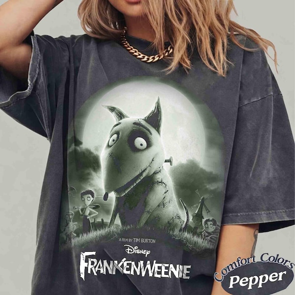 Könnte beinhalten: Ein anthrazitfarbenes Kurzarm-T-Shirt mit einem Grafikdruck des Hundes Sparky aus Frankenweenie. Das Design zeigt einen Vollmond im Hintergrund, den Text A Film by Tim Burton sowie das Frankenweenie-Logo in weißer Schrift.