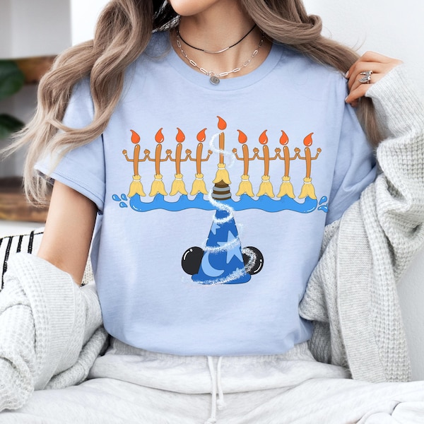 Disney magiska menorah Hanukkah Musse hatt fantasi magiska kvastar skjorta, judisk familj Hanukkah gåva, Disney Festival of Lights matchande t-shirt