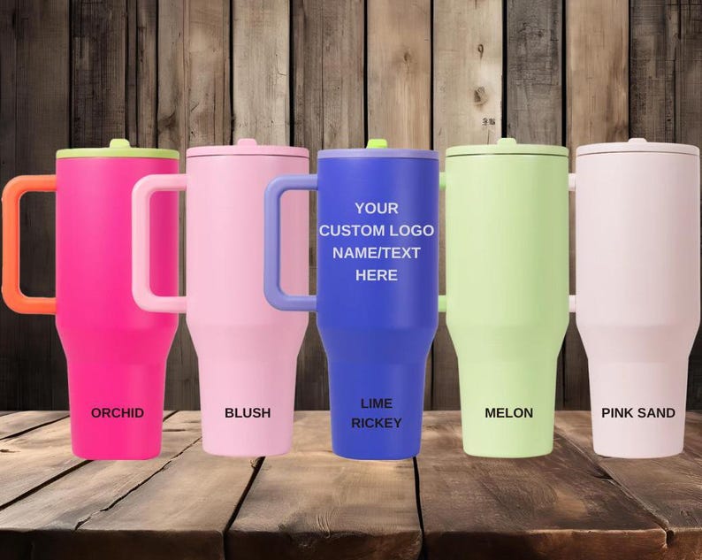 Puede incluir: Cinco vasos aislados en colores vibrantes: orqu&iacute;dea, rubor, lima rickey, mel&oacute;n y arena rosa. Cada vaso tiene un asa y una tapa. El vaso azul tiene el texto "YOUR CUSTOM LOGO NAME/TEXT HERE".