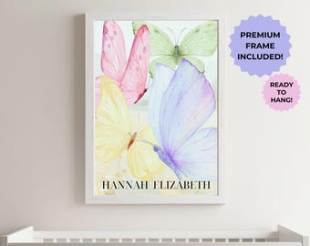 Quadro personalizado com borboletas e nome do bebê em tons pastel, emoldurado, ideal para quarto de menina, chá de bebê ou decoração floral personalizada para quarto infantil.