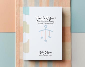 Könnte beinhalten: Ein weißes Buch mit einem blauen und grünen Design auf dem Cover. Der Titel lautet "The First Year: A Journal of Parenting Advice & Milestones". Das Buch enthält auch den Text "Baby O'Brien Arriving May, 2025".