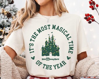 Camiseta navideña del Castillo de Disney, camiseta "Es la época más mágica del año", sudadera navideña de Disneyland, camiseta con luces navideñas de Disney