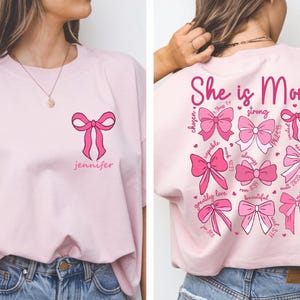 Koszulka Coquette She Is Mom, koszulka Strong Mom, bluza Christian Mom, bluza z kapturem Pink Bow Mama, koszulka Happy Mother&#39;s Day, koszulki Bible Verse Mama