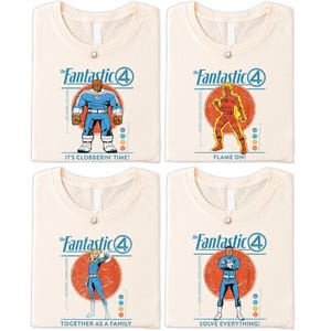 Può includere: Quattro magliette color crema con i personaggi dei Fantastici 4. Ogni maglietta presenta un'illustrazione di un personaggio diverso all'interno di un cerchio rosso, con frasi come "It's Clobberin' Time!" e "Flame On!". Le magliette hanno uno scollo tondo e un piccolo ciondolo.