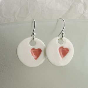 Weiße Porzellan Kreise Tropfenohrringe mit niedlichem rosa Herz an Sterling Silber Haken, Porzellanohrringe mit kleinem Herz Motiv