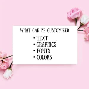Puede incluir: Una tarjeta blanca con el texto "WHAT CAN BE CUSTOMIZED" y vi&ntilde;etas que enumeran "TEXT", "GRAPHICS", "FONTS" y "COLORS". La tarjeta est&aacute; sobre un fondo rosa con flores rosas y blancas.