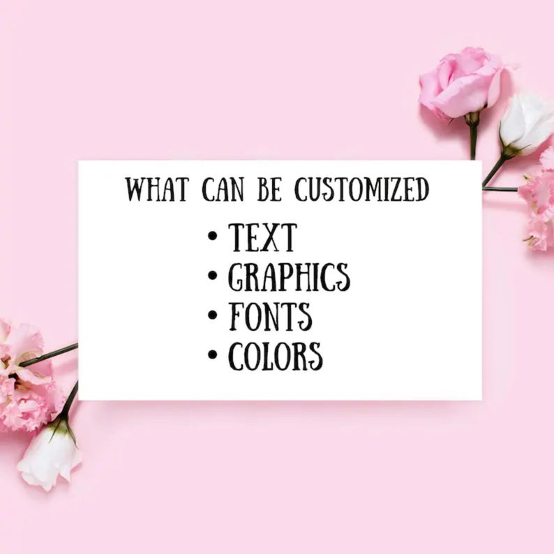 Puede incluir: Una tarjeta blanca con el texto "WHAT CAN BE CUSTOMIZED" y vi&ntilde;etas que enumeran "TEXT", "GRAPHICS", "FONTS" y "COLORS". La tarjeta est&aacute; sobre un fondo rosa con flores rosas y blancas.