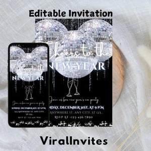 Puede incluir: Invitación a la fiesta de Nochevieja en negro con gráficos de bolas de discoteca. La invitación incluye el texto "Cheers to the New Year" y los detalles de la fiesta. La invitación se muestra en un smartphone y una tarjeta impresa.