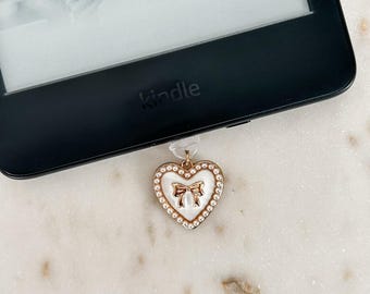 Tapón antipolvo Kindle con forma de corazón y lazo: un encanto USB-C con temática de libros.