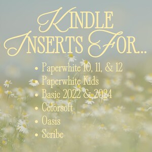 Puede incluir: Imagen borrosa con el texto "KINDLE INSERTS FOR..." en una fuente decorativa. El texto enumera los modelos Kindle: Paperwhite 10, 11 y 12, Paperwhite Kids, Basic 2022 y 2024, Colorsoft, Oasis y Scribe. El fondo presenta un campo de margaritas.