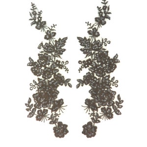 以下が含まれることがあります： 2つの茶色の花柄レースアップリケにスパンコールが付いています。アップリケは左右対称で、繊細で女性らしいデザインです。