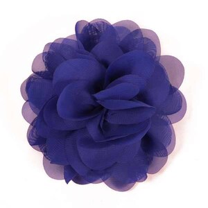 Puede incluir: Dos copas de vino transparentes con las iniciales "LA" grabadas en el lateral, y una botella de vidrio transparente con un diseño de casa grabado en el lateral.