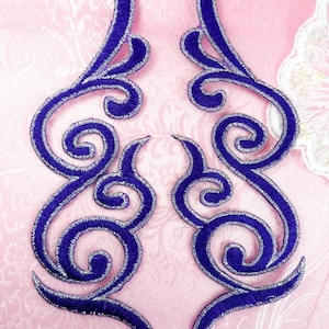 Puede incluir: Dos apliques de tela bordados en color morado y plateado con un diseño de espiral. Los apliques son perfectos para añadir un toque de elegancia a la ropa, las manualidades o la decoración del hogar.