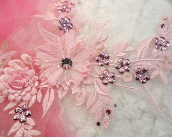 Puede incluir: Aplique de encaje floral rosa con adornos de perlas y diamantes de imitación. El aplique presenta delicados diseños florales y detalles intrincados.