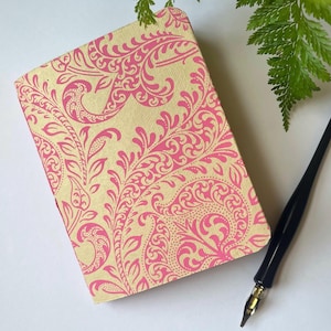 Libreta pequeña rosa estilo Cottagecore de 13,25 x 10,8 cm / Hecha a mano en EE. UU. / Reciclada y sostenible / Regalo para niños y niñas