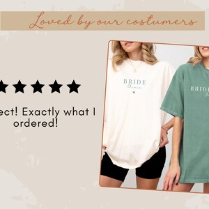 K&ouml;nnte beinhalten: Zwei Frauen tragen passende T-Shirts. Eines ist cremefarben mit gr&uuml;nem Aufdruck "BRIDE", das andere ist gr&uuml;n mit wei&szlig;em Aufdruck "BRIDESMAID". Beide Shirts haben eine kleine Herzgrafik. Das Bild enth&auml;lt auch den Text "Loved by our costumers" und "Perfect! Exactly what I ordered!"
