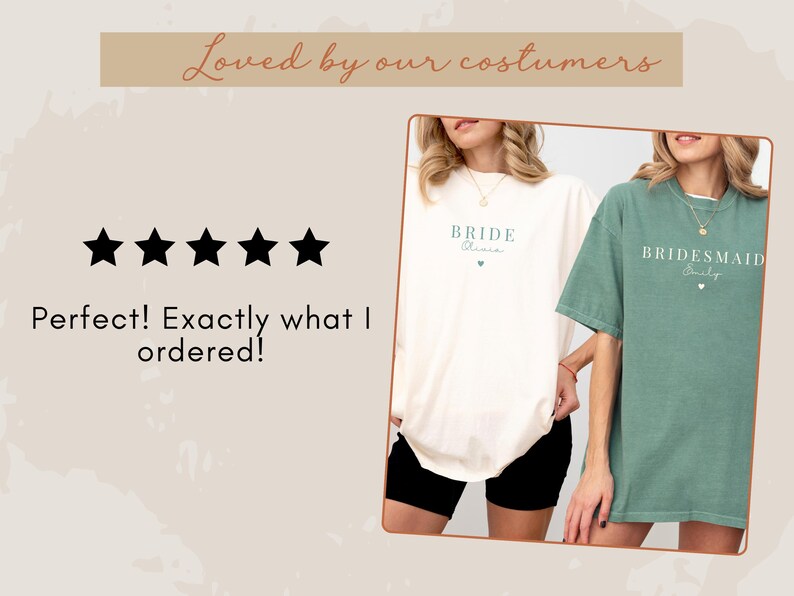 K&ouml;nnte beinhalten: Zwei Frauen tragen passende T-Shirts. Eines ist cremefarben mit gr&uuml;nem Aufdruck "BRIDE", das andere ist gr&uuml;n mit wei&szlig;em Aufdruck "BRIDESMAID". Beide Shirts haben eine kleine Herzgrafik. Das Bild enth&auml;lt auch den Text "Loved by our costumers" und "Perfect! Exactly what I ordered!"