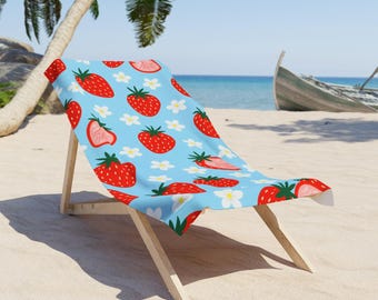 Toalla de playa con estampado de fresas y violetas blancas / Estampado floral de frutas azules