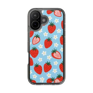 Puede incluir: Funda transparente para teléfono con un patrón repetido de fresas rojas y flores blancas sobre un fondo azul claro. La funda tiene un borde transparente y cubre la parte trasera y los laterales del teléfono. El diseño es un patrón repetido.