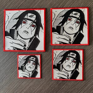 Könnte beinhalten: Vier quadratische Stickaufnäher mit einer schwarz-weißen Anime-Charakter-Illustration mit roten Augen und einem Stirnband. Jeder Aufnäher hat einen kräftigen roten Rand und zeigt dieselbe Figur mit dunklem Haar, hohem Kragen und einem Ring.