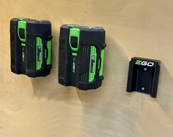 Uchwyty akumulatorów EGO 56 V – bezpieczne płaskie przechowywanie na ścianie