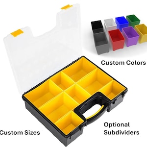 Può includere: Un organizer per componenti nero e giallo con coperchio trasparente. L'organizer ha più scomparti e una maniglia. Il testo sull'immagine recita "Custom Sizes", "Custom Colors" e "Optional Subdividers".