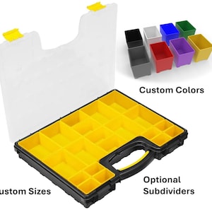 Puede incluir: Un organizador de piezas amarillo y negro con tapa transparente. El organizador tiene múltiples compartimentos y un asa. La imagen también muestra divisores de colores opcionales y el texto "Custom Colors", "Custom Sizes" y "Optional Subdividers".