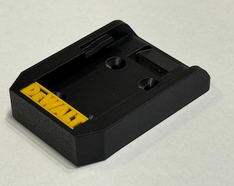 Profesjonalne uchwyty akumulatorowe do DeWalt 20 V/60 V – bezpieczne przechowywanie na ścianie i pod półką