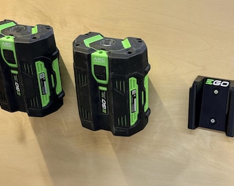 Uchwyty na akumulatory EGO 56 V – bezpieczne, ergonomiczne, kątowe mocowanie ścienne