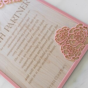 Puede incluir: Una placa de madera arqueada con un borde rosa que presenta el nombre Bella en letras rosas en relieve. El texto dice: An incredibly special woman with an abundance of empathy and compassion making you feel safe at a very vulnerable time in your life.