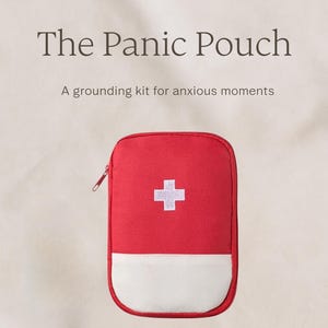 Może przedstawiać: Czerwono-biała saszetka z białym symbolem krzyża, oznaczona jako "The Panic Pouch" i "A grounding kit for anxious moments". Saszetka ma zapięcie na zamek błyskawiczny i zaokrąglone dno. Tło jest jasno-beżowe.